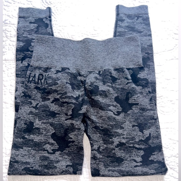 GYMSHARK ADAPT CAMO SEAMLESS LEGGINGS BLACK AND GRAY COLOR SIZE X-SMALL EUC - Picture 2 of 5